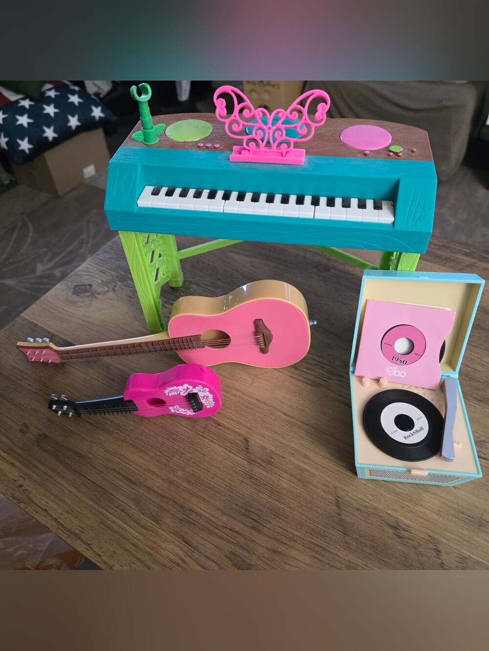 American Girl Teal Keyboard w/ Pink Guitars keyboard plays Music ***mic missing